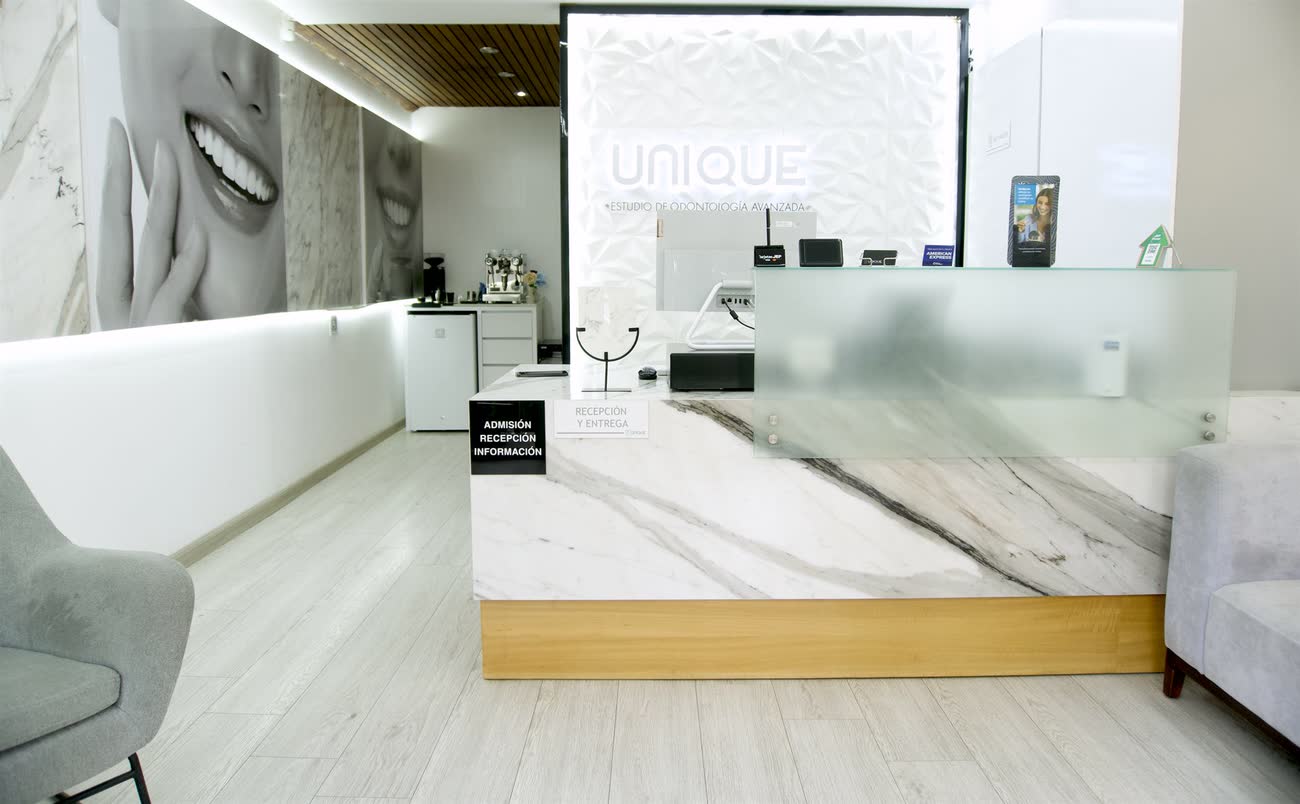 Recepción de UNIQUE con el letrero de neón